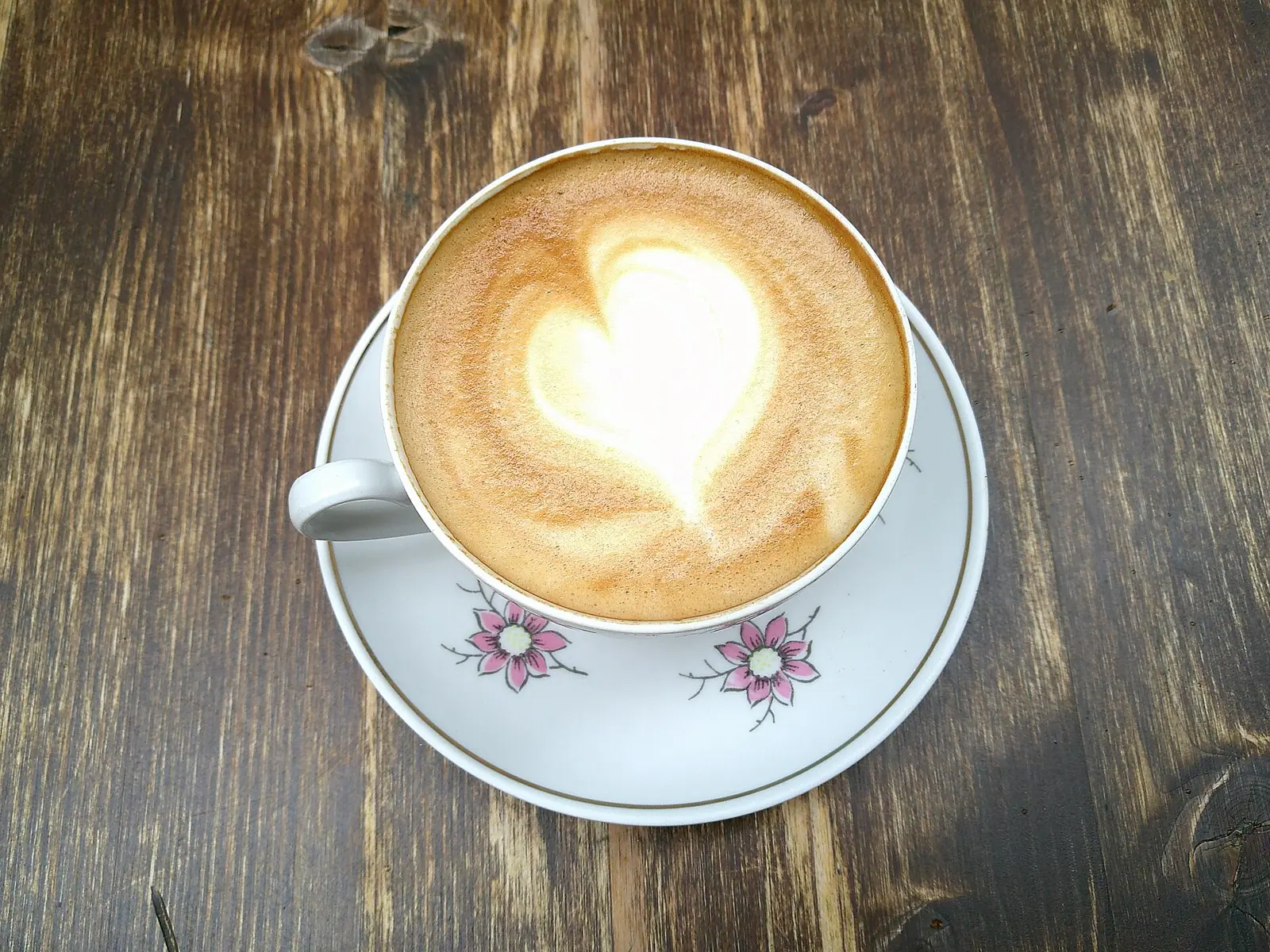 Illustrative photo of a coffee and café table, not of Basque Boulangerie