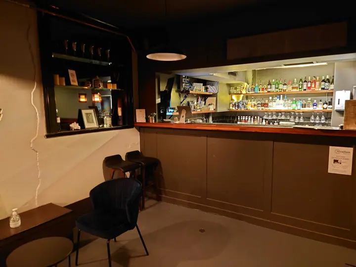 Illustrative photo of a bar counter, not of Sigh