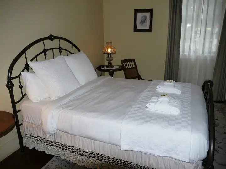 Illustrative photo of a hotel room, not of Cinnamon Bear Creekside Inn